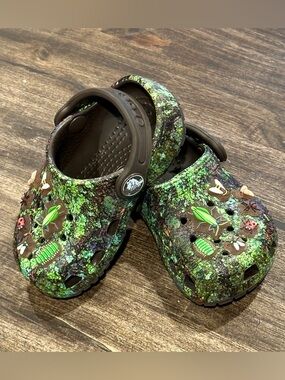 CROCS Kids Green & Brown Camo Slip-On Sandals with Bug Charms